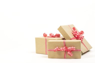 Beyaz arkaplanda izole edilmiş kurdeleyle dekore edilmiş tatil hediye kutuları.