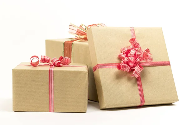 Святкові подарункові коробки, прикрашені стрічкою, ізольовані на білому тлі . — стокове фото