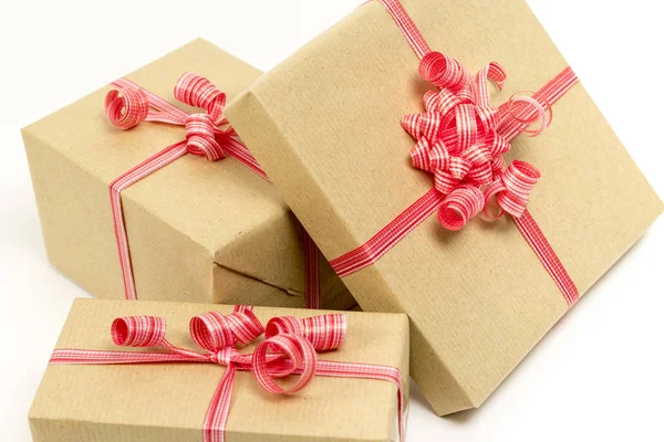 Крупним планом святкові подарункові коробки, прикрашені стрічкою, ізольовані на білому тлі . — стокове фото