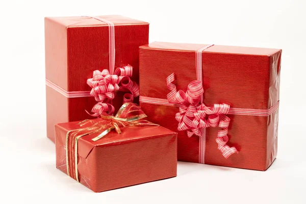 Група святкових подарункових коробок, прикрашених стрічкою, ізольовані на білому тлі . — стокове фото