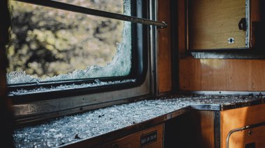 Terk edilmiş bir arabanın kırık camı.