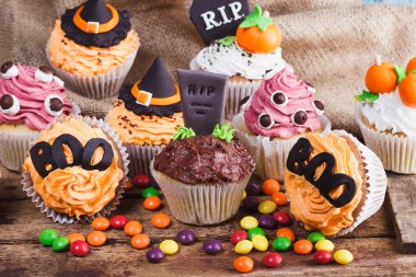 Renkli süslemeleri ile Halloween cupcakes