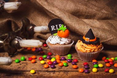 Renkli süslemeleri ile Halloween cupcakes