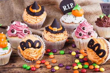 Renkli süslemeleri ile Halloween cupcakes
