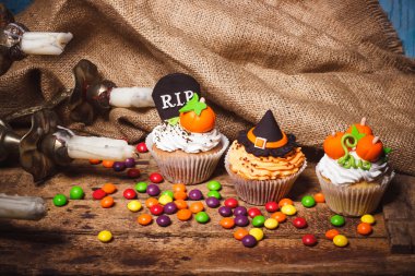 Renkli süslemeleri ile Halloween cupcakes