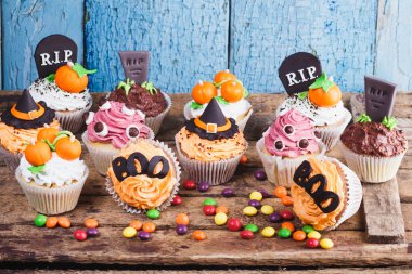 Renkli süslemeleri ile Halloween cupcakes
