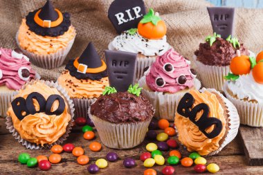 Renkli süslemeleri ile Halloween cupcakes