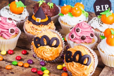 Renkli süslemeleri ile Halloween cupcakes