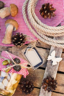 Çiğ beyaz mantar, çam kozalakları ve dekoratif etiketi