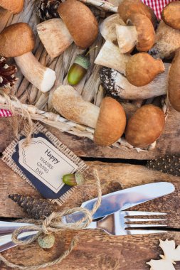 Çiğ beyaz mantar, çam kozalakları ve dekoratif etiketi