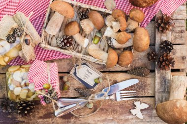 Çiğ beyaz mantar, çam kozalakları ve dekoratif etiketi