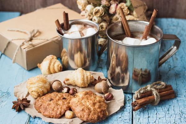 Kakao ve hatmi ile metal kupalar