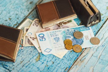 Ahşap arka plan üzerinde cüzdan ile Polonya Zlotisi