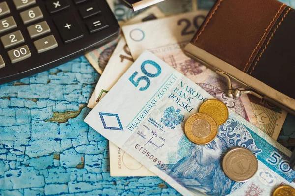 Polnischer Zloty mit Geldbörse und Taschenrechner, Holzhintergrund — Stockfoto