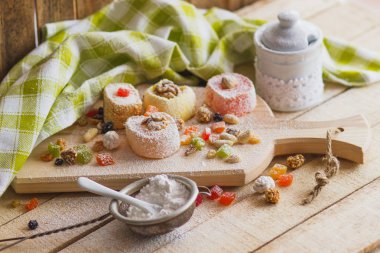 Şekerlenmiş kabukları, fındık ve pudra şekeri ile rahat lokum