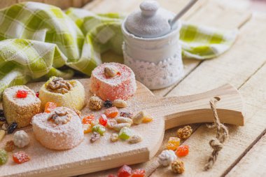 Şekerlenmiş kabukları, fındık ve pudra şekeri ile rahat lokum