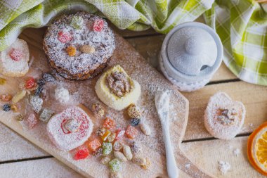 Şekerlenmiş kabukları, fındık ve pudra şekeri ile rahat lokum