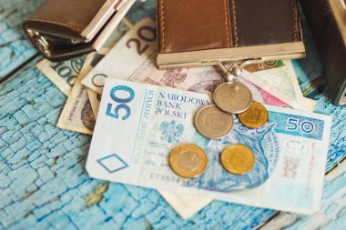 Ahşap arka plan olarak bir m-cüzdan ile Polonya Zlotisi