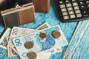 Bir m-cüzdan ve hesap makinesi, tahta arka plan ile Polonya Zlotisi