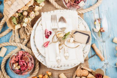 Sofra ve farklı süslemeler ile Gümüş eşyalar