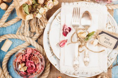 Sofra ve farklı süslemeler ile Gümüş eşyalar