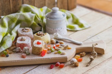 Şekerlenmiş kabukları, fındık ve pudra şekeri ile rahat lokum