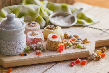 Şekerlenmiş kabukları, fındık ve pudra şekeri ile rahat lokum