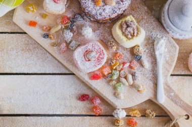 Şekerlenmiş kabukları, fındık ve pudra şekeri ile rahat lokum