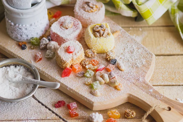 Şekerlenmiş kabukları, fındık ve pudra şekeri ile rahat lokum