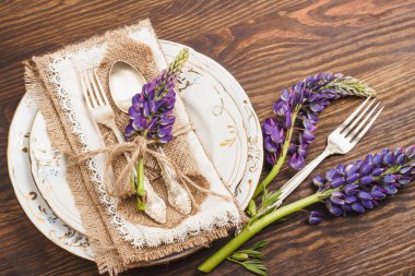 Menekşe lupins ve sofra ahşap tablo