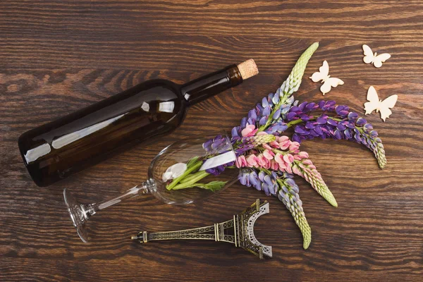 Lupini viola e stoviglie sulla tavola di legno — Foto Stock