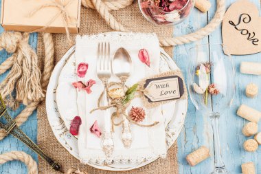 Sofra ve gümüş tablo farklı süslemeler ile