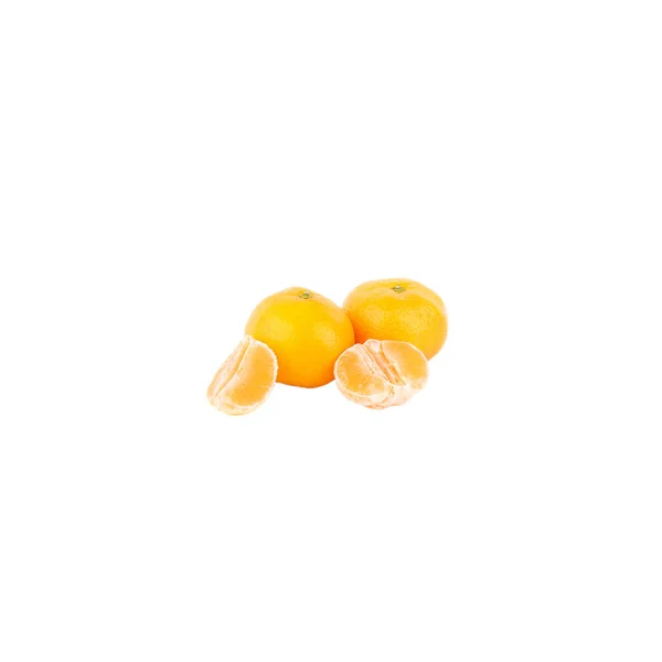 Жовті мандарини, ізольовані на білому — стокове фото