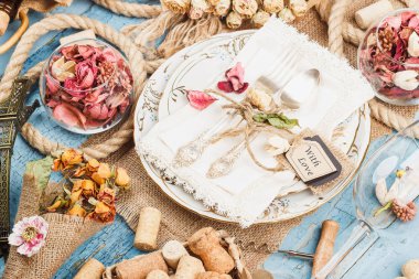 Sofra ve kuru çiçekler ve farklı süslemeler ile Gümüş eşyalar