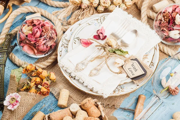 Sofra ve kuru çiçekler ve farklı süslemeler ile Gümüş eşyalar