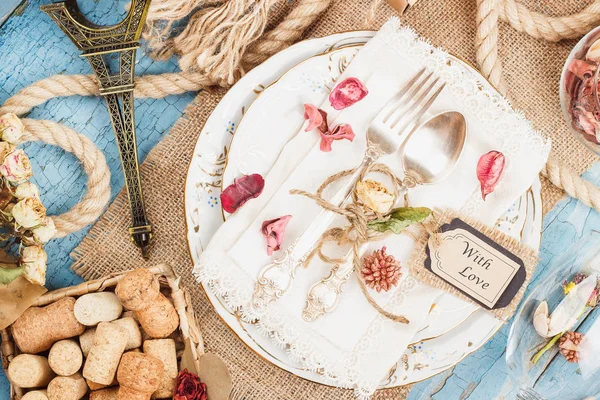 Sofra ve kuru çiçekler ve farklı süslemeler ile Gümüş eşyalar