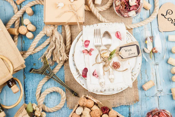 Επιτραπέζια σκεύη και μαχαιροπίρουνα με ξηρά λουλούδια και διάφορα διακοσμητικά — Φωτογραφία Αρχείου