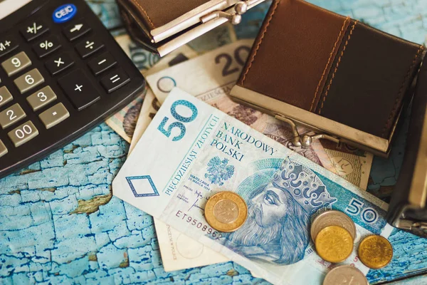 Polnischer Zloty mit Geldbörse und Taschenrechner, Holzhintergrund — Stockfoto