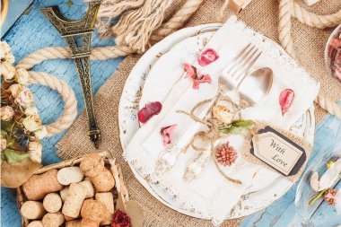 Sofra ve kuru çiçekler ve farklı süslemeler ile Gümüş eşyalar