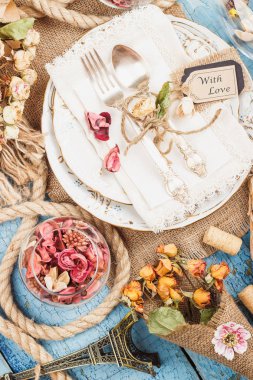 Sofra ve kuru çiçekler ve farklı süslemeler ile Gümüş eşyalar