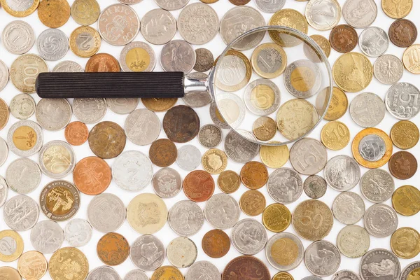Різні колекційні монети і збільшувальне скло — стокове фото