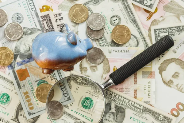 Українська Гривня і американця доларів з лупою — стокове фото