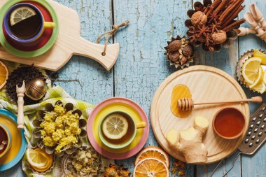 Bardak bitki çayı farklı süslemeler ile