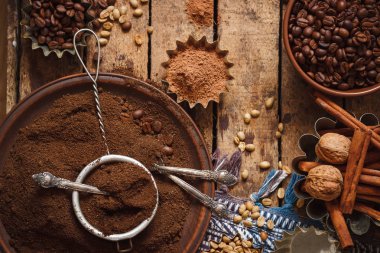 Kavrulmuş kahve çekirdekleri ve plaka çekilmiş kahve