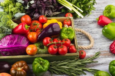 Farklı sebze içinde ahşap tepsi kümesi