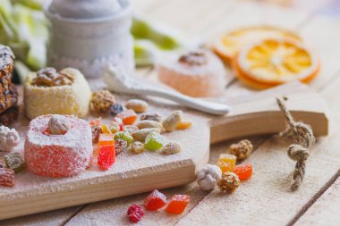 Şekerlenmiş kabuğu, fındık ve pudra şekeri ile rahat lokum kümesi