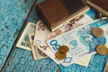 Ahşap arka plan olarak bir m-cüzdan ile Polonya Zlotisi