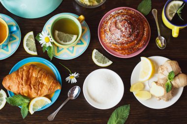 Ot çay limon ve nane yaprağı, zencefil kökü ve kruvasan
