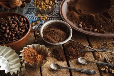 Kavrulmuş siyah ve yeşil kahve çekirdekleri ve plaka çekilmiş kahve