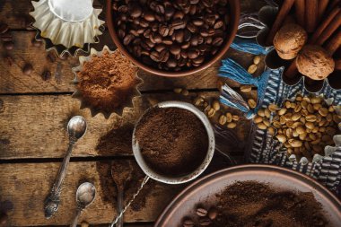 Kavrulmuş siyah ve yeşil kahve çekirdekleri ve plaka çekilmiş kahve